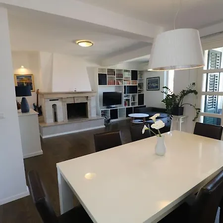 Comfort & Bright 3 Bedroom Apartment Split