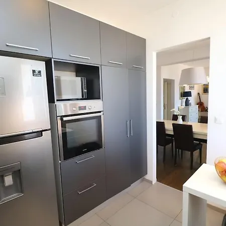 Comfort & Bright 3 Bedroom Apartment Split
