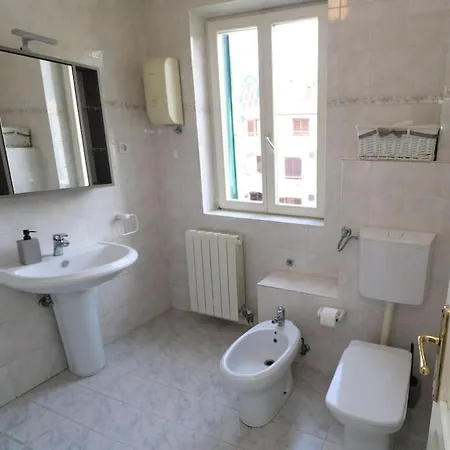 Comfort & Bright 3 Bedroom Apartment *